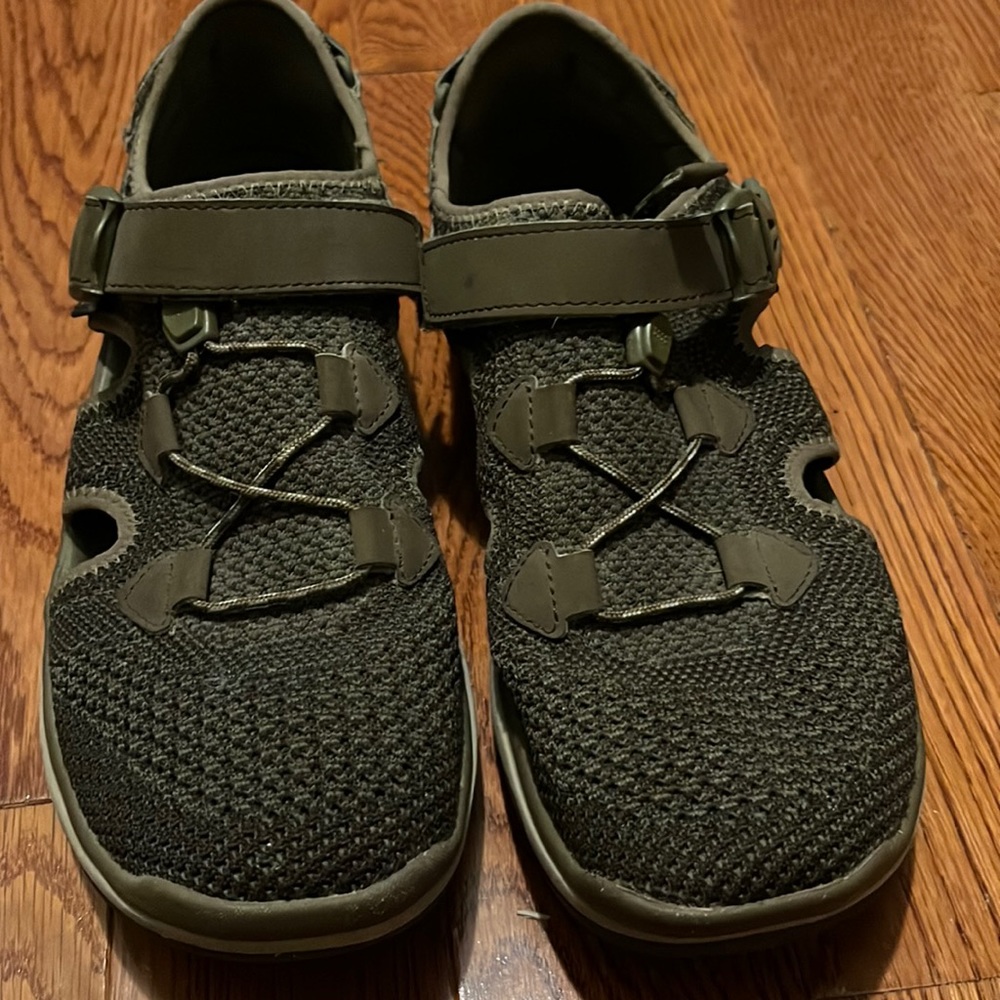 Mens woven Teva sandals. Size 10